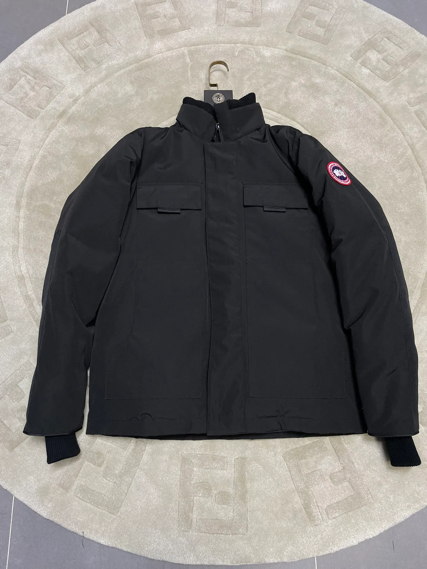 P800 forester men's new model black 24 models Canada Goose (Canada Goose) Men's model xs-xxl The highest version on the market! 🔥 Recommendation of single product for autumn and winter hard goods # Produced by OEM canada goose # The Canadian brand canada goose has always been recognized as the warmest down jacket, and its existence can often be seen in the winter street photos of various celebrities. I make Canada Goose every year, but I still can’t get rid of my love for it. No matter how cold the weather is, there’s no need to be afraid! Because this year, as always, we will provide you with ruthless goods and prepare large quantities of goods. I believe that the market has become a bit chaotic, but we are not afraid. Only good things are competitive, not comparing prices! No one is stupid enough to quote a high price and send old customers away! Look at price in the short term and quality in the long term! If you care about quality, please respect its price! If what you want is cheap, please don't expect good quality! You get what you pay for, this is the rule of the market! We really value quality. It is only worn by the one who understands you! Filling content: 90 international standard duck down! I won’t say much more, everyone sells their own goods! Regarding the down content, you can feel it with your hands. There is nothing wrong with good down. Another customer said that the clothes are very light, but the ones on the market are very heavy. For us insiders, adding some filament to the clothes will make them look bulging and heavy. But we won't do that! 🔥Pure original fidelity! 🔥Everyone who has been cooperating with us in the past few years knows that the large-scale wholesale market products are incomparable to us. You are welcome to visit the brick cabinet and then come to my home to buy! It is the legendary warmest down jacket. A goose and a single layer of clothing can withstand minus 20 degrees Celsius! Known as a must-have for Arctic outdoor sports! The most popular down jacket in the world, celebrities are rushing to buy it, it is a must-have!